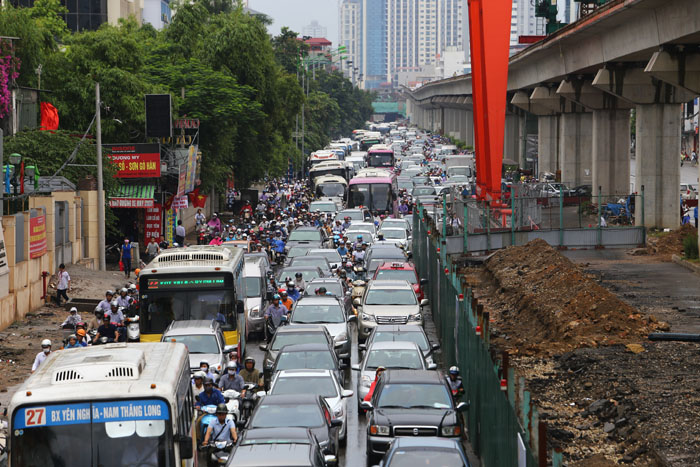 Ảnh: Dân Thủ đô khốn khổ vì “lô cốt” đường sắt trên cao - 1