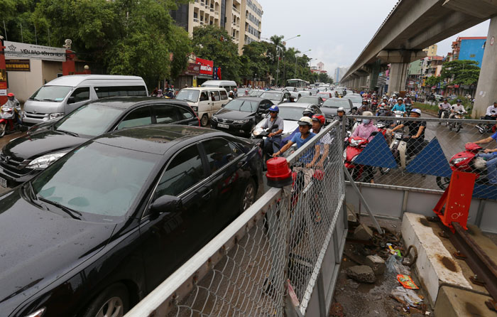Ảnh: Dân Thủ đô khốn khổ vì “lô cốt” đường sắt trên cao - 3