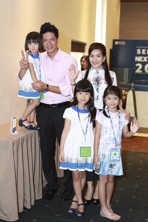 Con gái Trương Ngọc Ánh xinh xắn bên quot;công chúaquot; nhà Bình Minh - 16