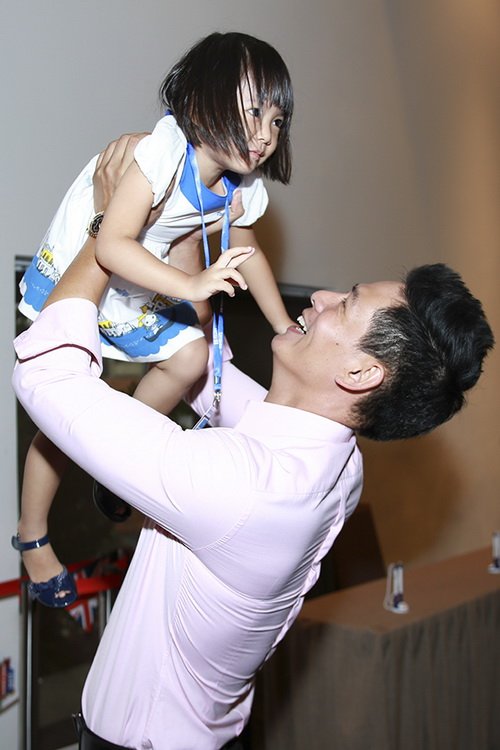 Con gái Trương Ngọc Ánh xinh xắn bên quot;công chúaquot; nhà Bình Minh - 14