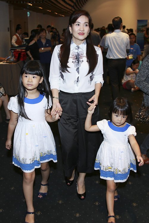 Con gái Trương Ngọc Ánh xinh xắn bên quot;công chúaquot; nhà Bình Minh - 4