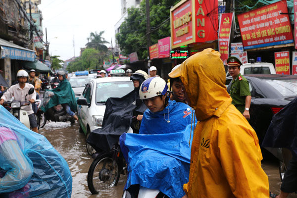 Sau trận mưa kéo dài, Hà Nội có nơi ngập 1m - 14