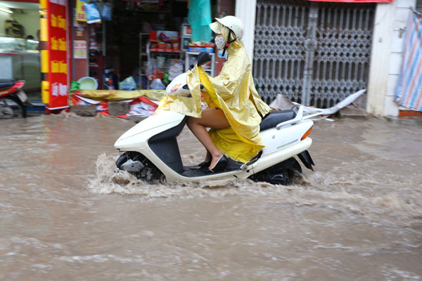 Sau trận mưa kéo dài, Hà Nội có nơi ngập 1m - 5