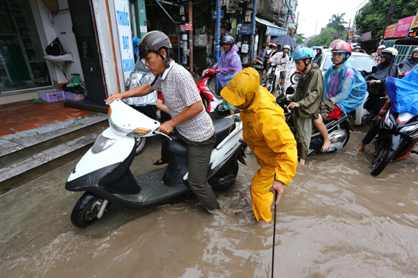 Sau trận mưa kéo dài, Hà Nội có nơi ngập 1m - 7