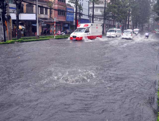 Chùm ảnh: quot;Rẽ sóngquot; về nhà trên đường phố TPHCM - 1