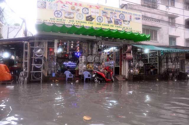 Chùm ảnh: quot;Rẽ sóngquot; về nhà trên đường phố TPHCM - 10