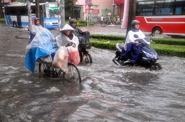 Chùm ảnh: quot;Rẽ sóngquot; về nhà trên đường phố TPHCM - 11