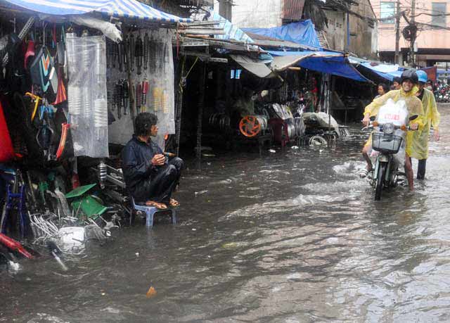 Chùm ảnh: quot;Rẽ sóngquot; về nhà trên đường phố TPHCM - 12