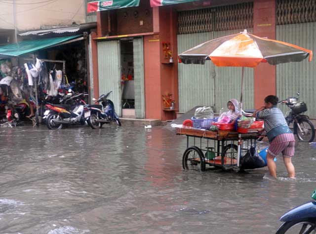 Chùm ảnh: quot;Rẽ sóngquot; về nhà trên đường phố TPHCM - 13