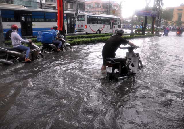 Chùm ảnh: quot;Rẽ sóngquot; về nhà trên đường phố TPHCM - 14