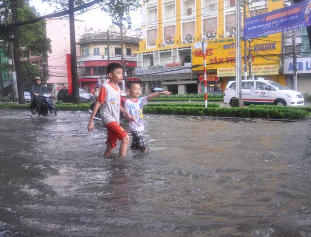 Chùm ảnh: quot;Rẽ sóngquot; về nhà trên đường phố TPHCM - 15