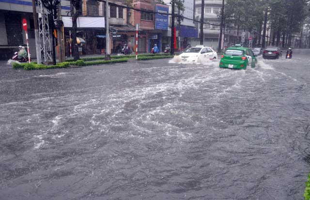 Chùm ảnh: quot;Rẽ sóngquot; về nhà trên đường phố TPHCM - 3