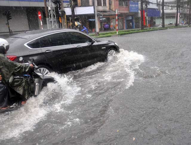 Chùm ảnh: quot;Rẽ sóngquot; về nhà trên đường phố TPHCM - 4