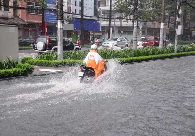 Chùm ảnh: quot;Rẽ sóngquot; về nhà trên đường phố TPHCM - 5