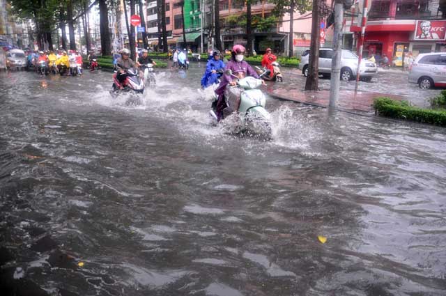 Chùm ảnh: quot;Rẽ sóngquot; về nhà trên đường phố TPHCM - 7