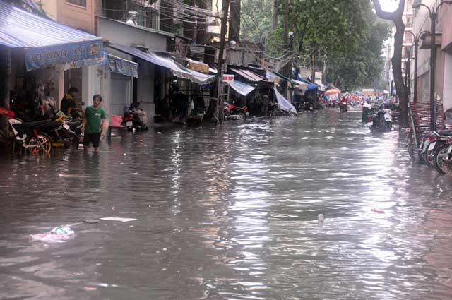 Chùm ảnh: quot;Rẽ sóngquot; về nhà trên đường phố TPHCM - 9