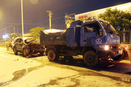 Tông đuôi xe ben, ô tô 7 chỗ nát đầu, 4 người thương vong - 1