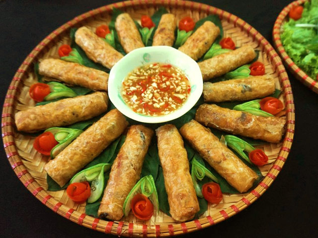 Nem rán nóng hổi, giòn rụm ngày mưa