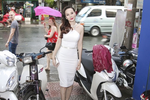 Dương Yến Ngọc đi xe sang dự sự kiện - 3