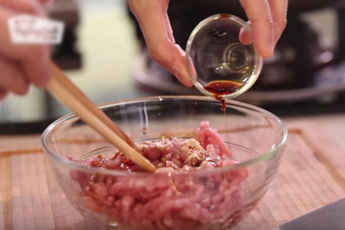 Bữa sáng nhanh gọn với bún gạo trộn thịt băm - 1