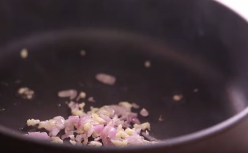 Bữa sáng nhanh gọn với bún gạo trộn thịt băm - 4