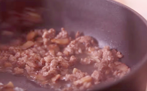 Bữa sáng nhanh gọn với bún gạo trộn thịt băm - 5