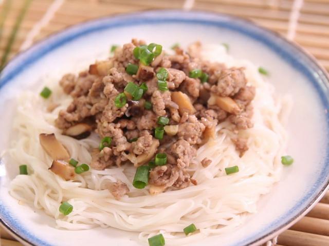 Bữa sáng nhanh gọn với bún gạo trộn thịt băm