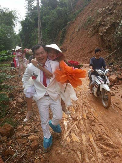 Những màn rước dâu trong mưa lũ xúc động rớt nước mắt - 1