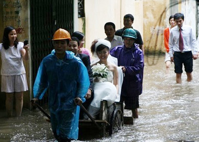 Những màn rước dâu trong mưa lũ xúc động rớt nước mắt - 5