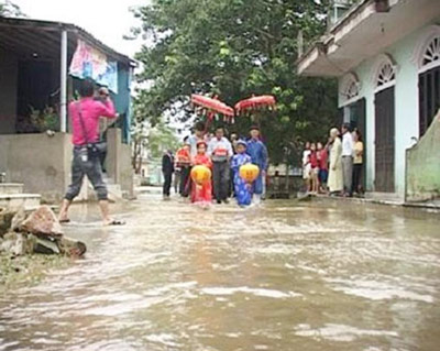 Những màn rước dâu trong mưa lũ xúc động rớt nước mắt - 7