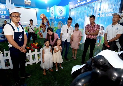 Hồng Đăng, Diệp Chi tươi tắn bên gia đình tại ngày hội cao khỏe - 1