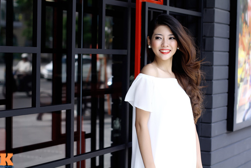 Cô gái Sài Gòn đẹp như thiên thần xuống phố nhờ màu trắng - 1