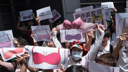 Hồng Kông: Đàn ông mặc áo ngực phản đối cảnh sát - 5