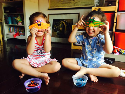 Cặp song sinh nhà Hồng Nhung quot;sành điệuquot; đi uống trà - 5