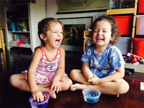 Cặp song sinh nhà Hồng Nhung quot;sành điệuquot; đi uống trà - 7