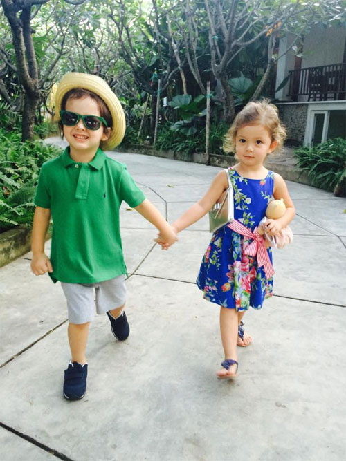 Cặp song sinh nhà Hồng Nhung quot;sành điệuquot; đi uống trà - 1