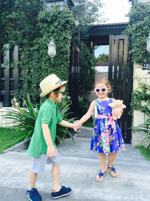 Cặp song sinh nhà Hồng Nhung quot;sành điệuquot; đi uống trà - 2