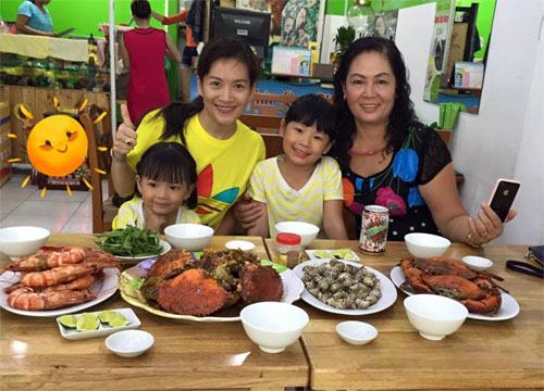 Cặp song sinh nhà Hồng Nhung quot;sành điệuquot; đi uống trà - 9