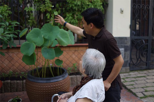 Cặp song sinh nhà Hồng Nhung quot;sành điệuquot; đi uống trà - 13