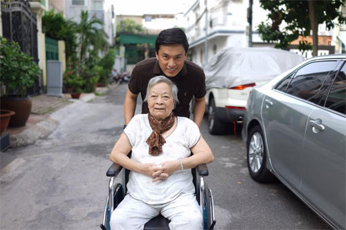 Cặp song sinh nhà Hồng Nhung quot;sành điệuquot; đi uống trà - 12