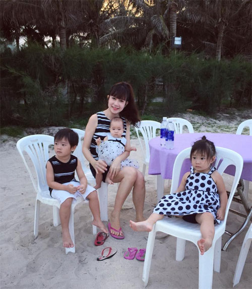 Cặp song sinh nhà Hồng Nhung quot;sành điệuquot; đi uống trà - 14