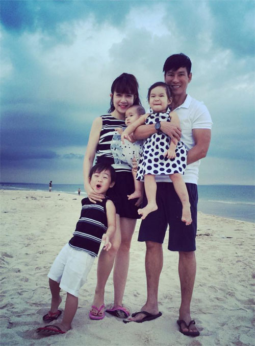 Cặp song sinh nhà Hồng Nhung quot;sành điệuquot; đi uống trà - 15