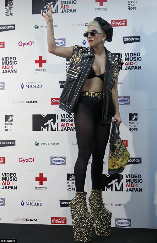 Phái đẹp bốn phương gây #039;choáng#039; khi mặc áo lót ra phố - 2