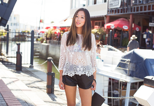 Phái đẹp bốn phương gây #039;choáng#039; khi mặc áo lót ra phố - 15