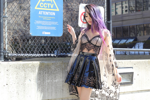 Phái đẹp bốn phương gây #039;choáng#039; khi mặc áo lót ra phố - 13
