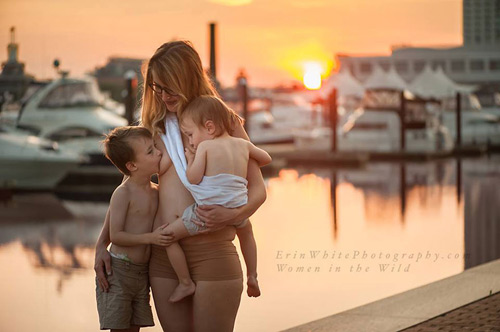 Thêm những bức ảnh mẹ ngực trần cho con bú tuyệt đẹp - 3