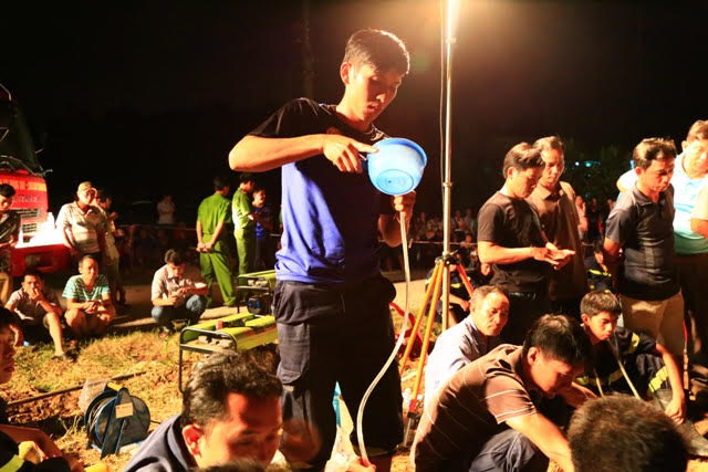 Nghẹt thở giải cứu bé gái mắc kẹt dưới giếng sâu 80m - 4