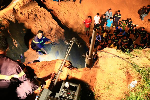 Nghẹt thở giải cứu bé gái mắc kẹt dưới giếng sâu 80m - 1