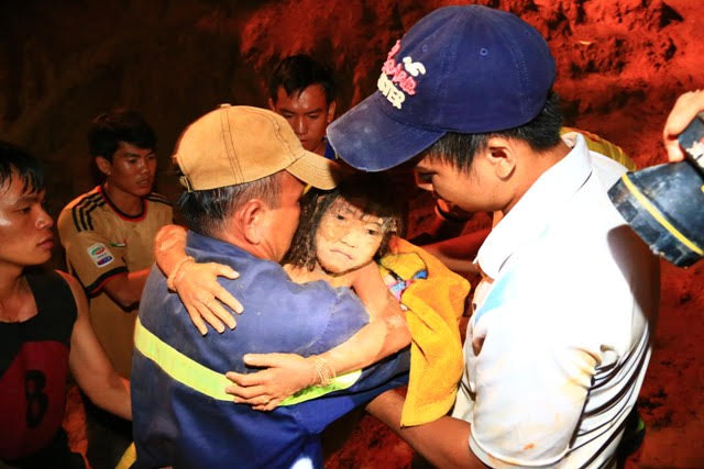 Nghẹt thở giải cứu bé gái mắc kẹt dưới giếng sâu 80m - 9