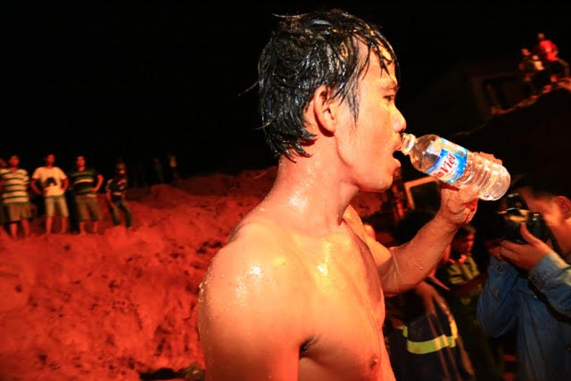 Nghẹt thở giải cứu bé gái mắc kẹt dưới giếng sâu 80m - 10